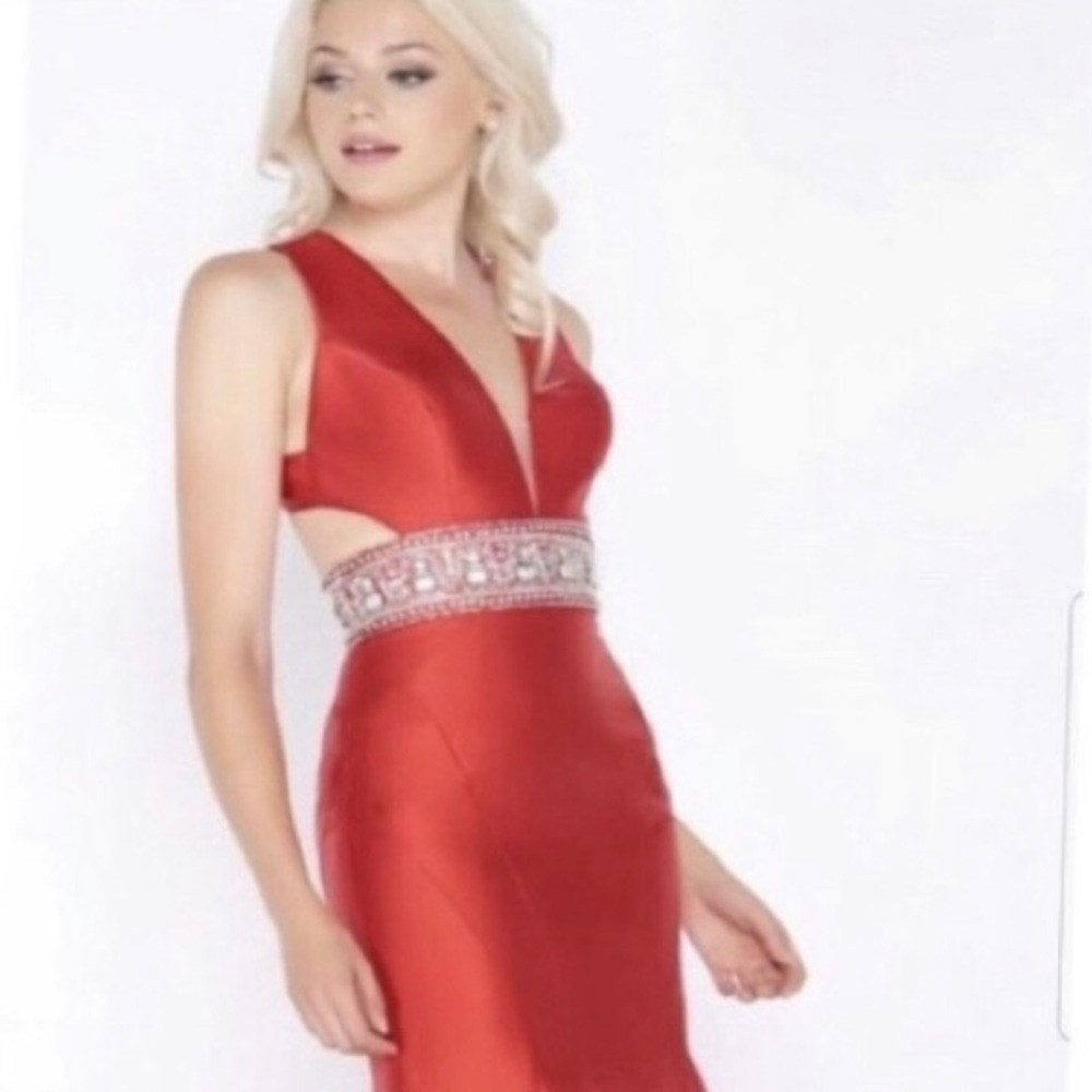Mac Duggal Size 4 (fits like a small 2)